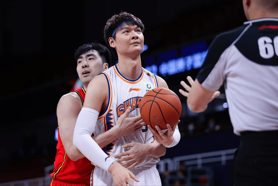  西亚卡姆在拜仁比赛中出色防守,逆转引发热议的是谁 开云棋牌官网